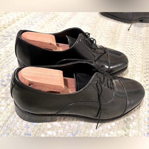 Samuel Windsor, Black lace up Oxford, size 9 - Picture 2 of 4